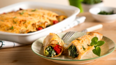 Κρέπες με σπανάκι, ανθότυρο και ντοματίνια