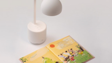 Λάμπα «διαβάζει» μεγαλοφώνως στα παιδιά τα παραμύθια τους