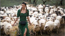 Μαρία Μιχαλοπούλου: Η «αγρότισσα» του GNTM ποζάρει με νάζι στο φακό