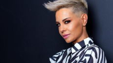 Ράνια Κωστάκη – Στην υγειά μας: Με ψηλοτάκουνα και καυτό μίνι χορεύει τσιφτετέλι