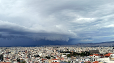 Καιρός: Το φαινόμενο «shelf cloud» στην Αθήνα - Κεραυνοί σε Ρόδο, Κρήτη