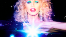 Η Κάϊλι Μινόγκ ξορκίζει τον κορωνοϊό χορεύοντας Disco