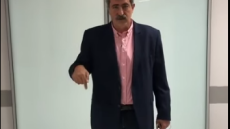 Οργή για το σόου Πολάκη στο «Σωτηρία»: Γιατρός και πρώην υπουργός, χωρίς μάσκα έξω από τη ΜΕΘ!