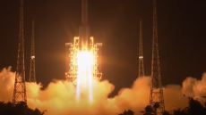 Εκτοξεύθηκε η ιστορική ρομποτική αποστολή που θα φέρει τα πρώτα δείγματα από τη Σελήνη μετά το 1976