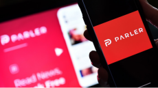 Parler: Γιατί η αγαπημένη πλατφόρμα των συντηρητικών Αμερικανών κινδυνεύει να «πνιγεί» στο πορνό;