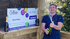 Τυχερός του EuroMillions το «γλεντάει» στο Ντουμπάι: Χλιδάτο «ταξίδι δώρο» με σαμπάνιες 1,700 λιρών στους κολλητούς