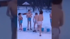 Σιβηρία: Νήπια μένουν με το εσώρουχο και ρίχνουν πάνω τους παγωμένο νερό με κουβάδες! - Δείτε βίντεο