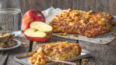 Συνταγή: Απίθανη μηλόπιτα με χαλβά του μπακάλη