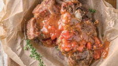 Η συνταγή της ημέρας: Σκορδάτες μπριζόλες με αρωματική κρέμα πολέντας