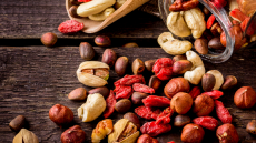 Φτιάχνουμε τους δικούς μας ξηρούς καρπούς για τσιμπολόγημα