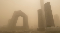 Βίντεο: Πρωτοφανής αμμοθύελλα σαρώνει την Κίνα  - Εκατοντάδες πτήσεις ακυρώθηκαν