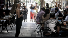 Βίντεο: Γέμισαν τα καφέ στο κέντρο το πρώτο Σάββατο επαναλειτουργίας της εστίασης