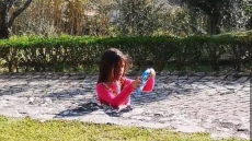 Η οπτική ψευδαίσθηση που έγινε viral: Τι συμβαίνει με το «κορίτσι κολλημένο στο τσιμέντο»;