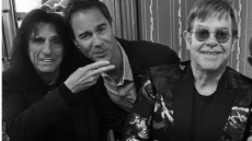 Έλτον Τζον και Άλις Κούπερ ποζάρουν ξανά όπως σε εμβληματική φωτογραφία πριν από... 50 χρόνια