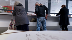 Κορωνοϊός: Με πιστοποιητικό εμβολιασμού ή τεστ η είσοδος στις δημόσιες υπηρεσίες, εισηγούνται οι ειδικοί