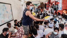 Ιταλία: Το Ocean Viking πήρε άδεια να αποβιβάσει στη Σικελία τους 572 μετανάστες που διέσωσε στη Μεσόγειο - Δείτε βίντεο