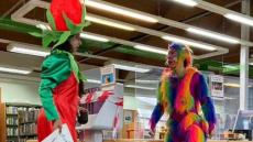 Βρετανία: Σάλος από εμφάνιση ηθοποιού με πολύχρωμο κοστούμι πιθήκου και ψεύτικο ανδρικό μόριο σε... εκδήλωση για παιδιά!