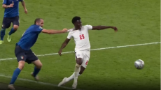 Euro 2020: Ιταλός «χτύπησε» τατουάζ-έργο τέχνης το μαρκάρισμα του Κιελίνι στον Σάκα