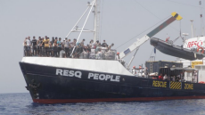 ResQ People: Διέσωσε 85 μετανάστες σε ξύλινο πλεούμενο στη Μεσόγειο που διέτρεχαν κίνδυνο