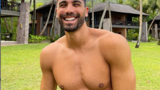 Παναγιώτης Βασιλάκος: Κλέβει την παράσταση με τους κοιλιακούς φέτες