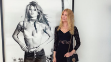 H Κλόντια Σίφερ στο... μουσείο: Όλη η λάμψη των σουπερμόντελ, αλλά χωρίς τη σκοτεινή πλευρά