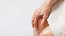 Παγκόσμια Ημέρα Alzheimer: Πώς μπορεί να σχετίζεται η νόσος με την οστεοπόρωση;