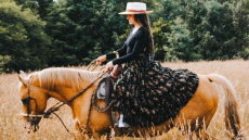 Ένα ελληνικό κατάστημα με χειροποίητα καπέλα στα καλύτερα του Amazon - Το λάτρεψε ακόμα και η Σελίν Ντιόν!