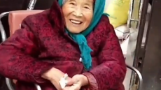 Βίντεο: 84χρονη γελάει όταν παίρνει γλυκό από την 107 χρονών μητέρα της