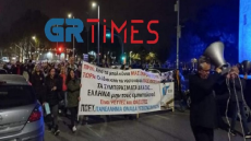 Πορεία κατά της υποχρεωτικότητας του εμβολιασμού στη Θεσσαλονίκη, πέταξαν τρικάκια