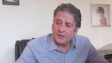 Προσήχθη ο δικηγόρος των αρνητών Νίκος Αντωνιάδης