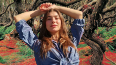 «Η αδελφή μου, Χρύσα, είναι και εκείνη ηθοποιός, την συμβουλεύομαι, δεν έχουμε ανταγωνισμό» λέει η Όλγα Μιχαλοπούλου