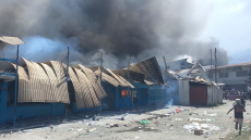 Ταραχές στα Νησιά του Σολομώντα: Τρεις νεκροί μέσα σε κτίρια που πυρπολήθηκαν 