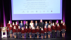 Ελληνική Αγωγή: Μαθητές από Ελλάδα και Κίνα απήγγειλαν στα αρχαία ελληνικά και κινέζικα