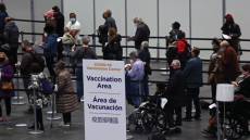 Κορωνοϊός: Ένας χρόνος με τα εμβόλια - Ο απολογισμός μιας παγκόσμιας κούρσας απέναντι σε μια φονική πανδημία