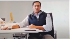 Δείτε το βίντεο με τον Αμερικανό εργοδότη που απολύει ταυτόχρονα 900 υπαλλήλους μέσω... Zoom