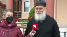 Iερέας στη Λάρισα έβαλε video-wall και φωτοκύτταρο στην εκκλησία για να αποφευχθεί ο συνωστισμός 