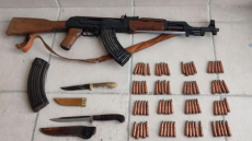 Έκρυβε Καλάσνικοφ και μαχαίρια στο ποιμνιοστάσιό του