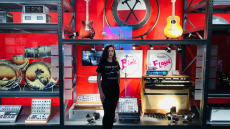 Η Δέσποινα Μοίρου εγκαινίασε την έκθεση των θρυλικών Pink Floyd στο Λος Άντζελες 