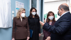 Δόμνα Μιχαηλίδου: Οφείλουμε να δημιουργούμε ίσες ευκαιρίες για όλους, λέει από τον πολυχώρο «Μαριάννα Βαρδινογιάννη»