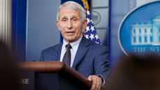 Φάουτσι: Τουλάχιστον δύο μήνες μέχρι την έγκριση εμβολιασμού παιδιών κάτω των 5 ετών