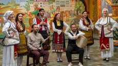 Οι Έλληνες του κόσμου γίνονται μία... αγκαλιά στο βίντεο-πρότζεκτ: «Ένας κόσμος, μια αγάπη, ένας χορός»