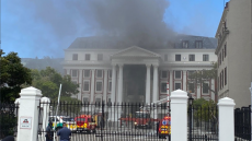 Νότια Αφρική: Υπό έλεγχο τέθηκε η πυρκαγιά που ξέσπασε στο Κοινοβούλιο του Κέιπ Τάουν (βίντεο)