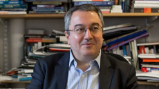 Ηλίας Μόσιαλος: Χρειαζόμαστε πλέον καλύτερα εμβόλια κατά του κορωνοϊού