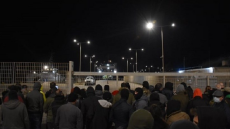 Χίος: Μπλόκο των κατοίκων στο πλοίο «Πελαγίτης» για τη δημιουργία νέας δομής μεταναστών (βίντεο και φωτογραφίες)