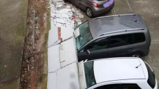 Καιρός - Κακοκαιρία «Διομήδης»: Σφοδροί άνεμοι γκρέμισαν τοίχο σε υπαίθριο χώρο καταστρέφοντας ΙΧ στην Ξάνθη