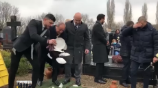 Γιώργος Καραγιώργης: Έσπασαν πιάτα στην κηδεία του συνιδιοκτήτη του θρυλικού Elysse - Δείτε βίντεο