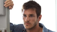 Γκασπάρ Ουλιέλ: Δείτε τον αδικοχαμένο Γάλλο σταρ να τραγουδά και να χορεύει «Τα παιδιά του Πειραιά»