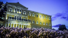 Κακοκαιρία Ελπίς: Αλυσίδες ακόμα και στο κέντρο της Αθήνας...