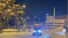 Ο Γιάννης Μπουρούσης ρυμούλκησε ακινητοποιημένα αυτοκίνητα λόγω της κακοκαιρίας