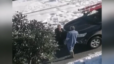 Ντράφι: Αγανακτισμένη 80χρονη χωρίς ρεύμα επί πέντε μέρες βγήκε με τη μαγκούρα να τα «ψάλλει» στον ΔΕΔΔΗΕ